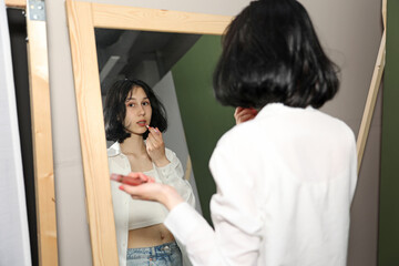 Obraz premium Reflection in the mirror of a young teenage girl's beautiful