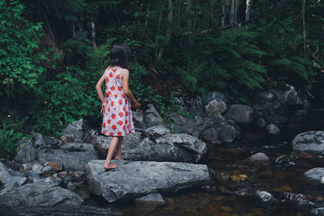 Obraz premium walking barefoot along a summer stream