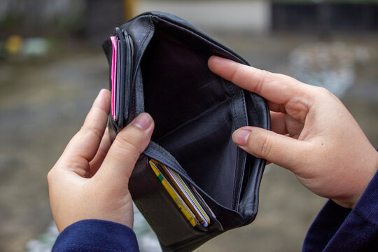 The woman who opened her wallet, found not a single penny there
