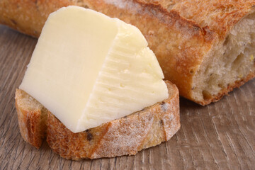 Morceau de fromage de brebis sur une tartine de pain en gros plan