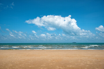 Fototapeta na wymiar Beautiful beach and tropical sea in Thailand. Summer beach paradise.