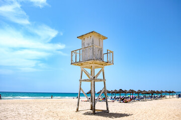 Fototapeta premium Torre de avistamiento en orilla playa en Cádiz