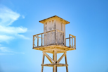 Torre de avistamiento en orilla playa en Cádiz