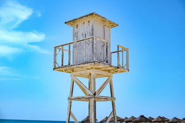 Torre de avistamiento en orilla playa en Cádiz