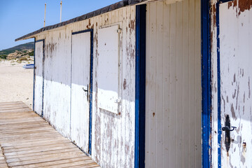 Cabaña para almacenaje de utensilios de pesca para pescadores y trabajadores en playa