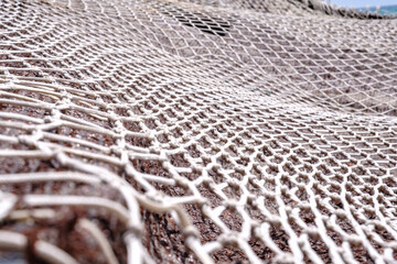 pequeña barca pesquera en orilla de playa tapada con red de pesca