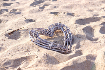 corazón decorativo hecho de cañizo en arena de playa