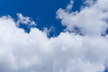 Cielo blu leggermente nuvoloso