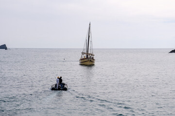 Barco velero en el mar con linea del horizonte al fondo
