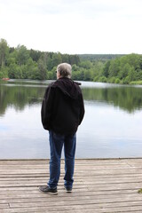 Mann schaut auf den See.