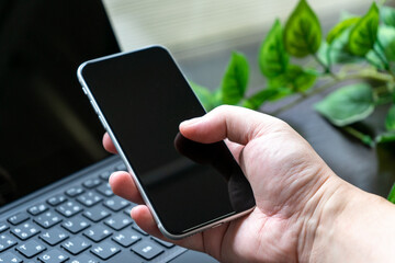スマホを手に持っている