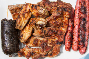 Barbacoa de carne variada, morcilla, salchicas y costillar