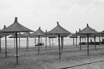 Czarno białe zdjęcie parasoli plażowych