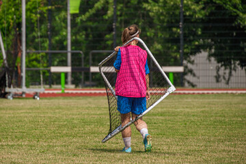 Obraz premium The girl carries little football gates.