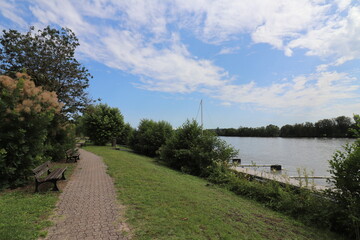 Promenade pietonne le long du fleuve Rhone, village de Briord, departement de l'Ain, France
