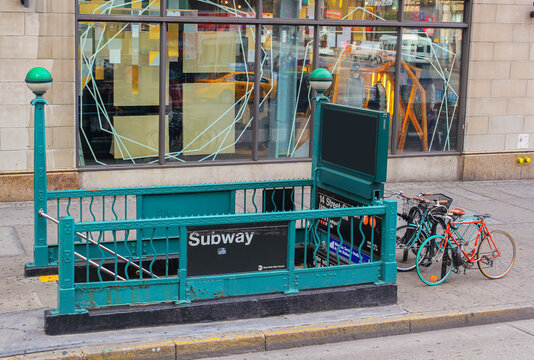 New York, NY, USA - October 10, 2014: Entrance To The New York City Subway. Stairs Leading Down To A Subway Station In Manhattan. Iconic Green Lamps That Mark The Entrance To A Subway Station.