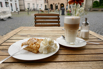 Apfelkuchen mit Sahne und Latte Macchiato