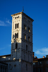 Fototapeta na wymiar Lucca è famosa per i suoi monumenti storici ed il suo centro storico, ricco di antiche strutture di varie epoche, completamente circondato da una cinta muraria.
