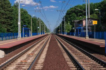 Dwutorowy szlak kolejowy z trakcją elektryczną. - obrazy, fototapety, plakaty