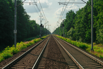 Dwutorowa, zelektryfikowana linia kolejowa. - obrazy, fototapety, plakaty