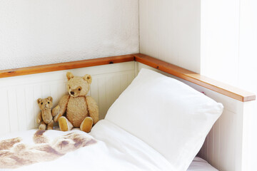 Teddys im Kinderbett