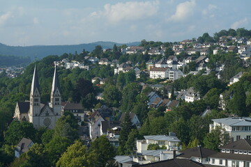 Stadt Siegen Panorama bei sommerlichem Wetter vom Siegberg oder dem Schlosspark mit Giersberg