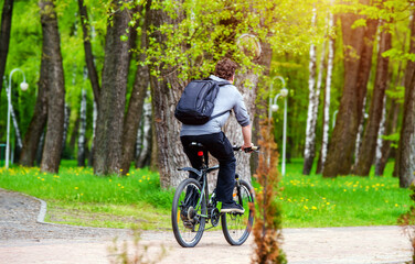 Obraz premium Cyclist ride on the bike path in the city Park 