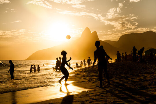 Garotos jogando Altinha, no final da tarde, em Ipanema, Rio de Janeiro, RJ, Brasil.