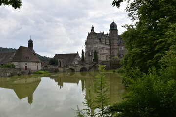 Obraz premium Schloss in Hämelschenburg, am Teich