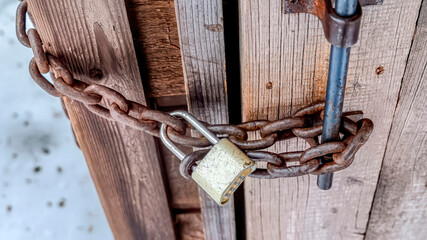 Pano Chained outdoor wooden bathroom door with long shackle combination padlock