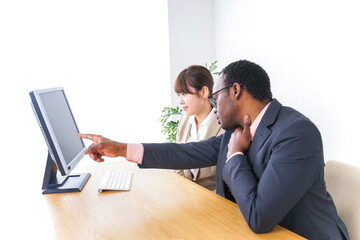 オフィスでパソコンを使う会社員