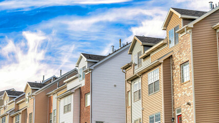 Obraz premium Pano Townhouses facade on a picturesque neighborhood with Wasatch Mountain peak view