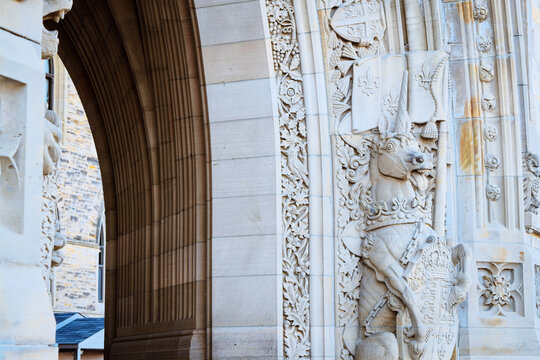 Unicornio tallado en la fachada del parlamento de Ottawa