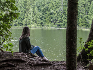 mujer joven en el lago