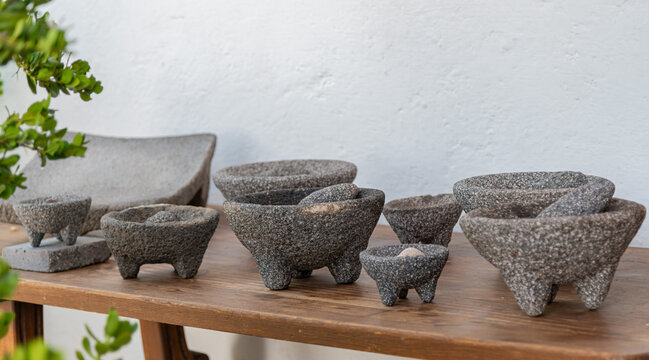 Molcajetes mexicanos sobre mesa de madera, mortero mexicano.