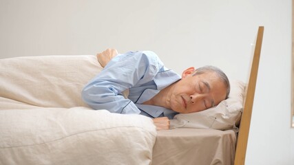 寝室で休む高齢者