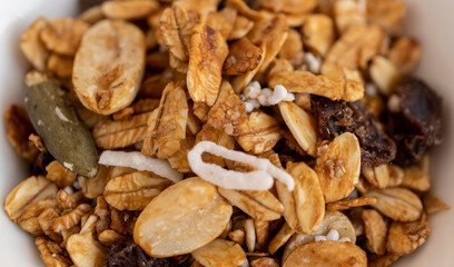 detalle de granola tostada con miel y frutos secos 