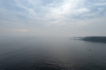 曇天の海と半島