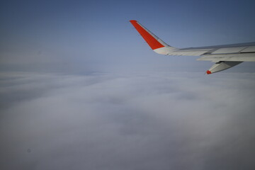 航空機, 羽, 空, 飛行機, 雲, 旅行, フライト, 青, 旋律の美しい, 航空機, 蠅, 雲, フライング, 景色, ジェット, 交通, 高い, エアリアル, まど, 地平線, 航空, 航空機, 航空会社, 上に, 運送