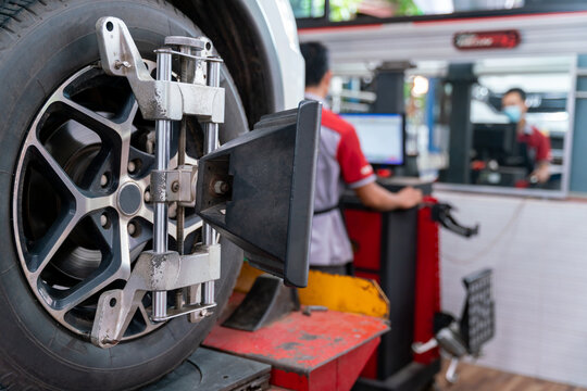 Car tire steering wheel balancing calibrate device for center adjust after tyre replace at car repair service center.