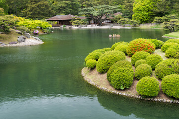 日本の香川県にある栗林公園の日本庭園