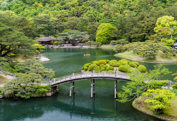 日本の香川県にある栗林公園の日本庭園