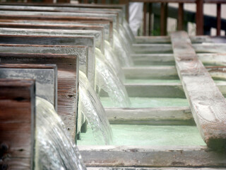 日本の温泉地に使われている木製のラジエーターとそれを流れる温泉水