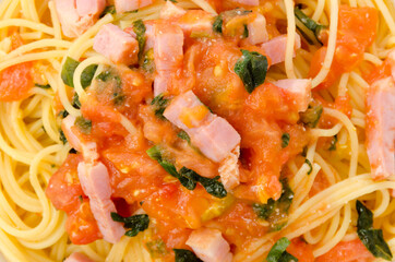 角切りベーコンと紫蘇のフレッシュトマトソースパスタ