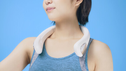 ネックファンを使う女性　首かけ式ポータブル扇風機