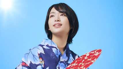 うちわを持つ浴衣の女性