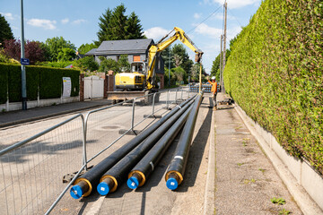 Chauffage urbain. Extension d'un réseau de chaleur. Stockage canalisations sur la chaussée avnt travaux