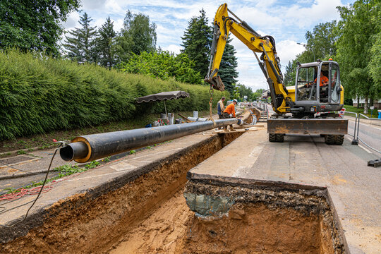 Travaux de voirie pour le chauffage urbain. Extension d'un r&eacute;seau de chaleur. Pose de canalisations enterr&eacute;es
