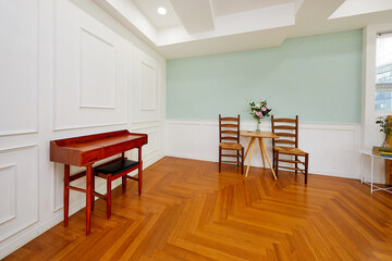 테이불과 의자, 그리고 그린벽과 우드 바닥이 있는 리빙룸