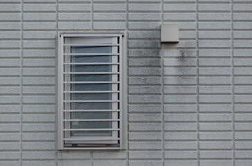 住宅設備　面格子窓　外壁汚れ